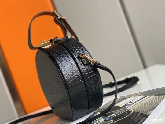 VUITTON PETITE BOITE LOUIS CHAPEAU 0810